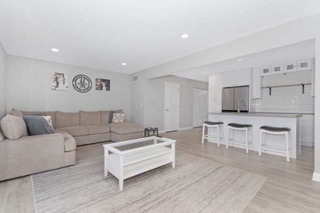 128 Farm Gate Lane, Bolingbrook, IL 60440