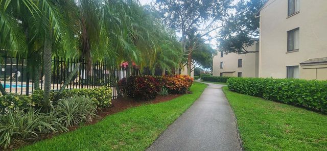 205 Foxtail Drive H3, Greenacres, FL 33415