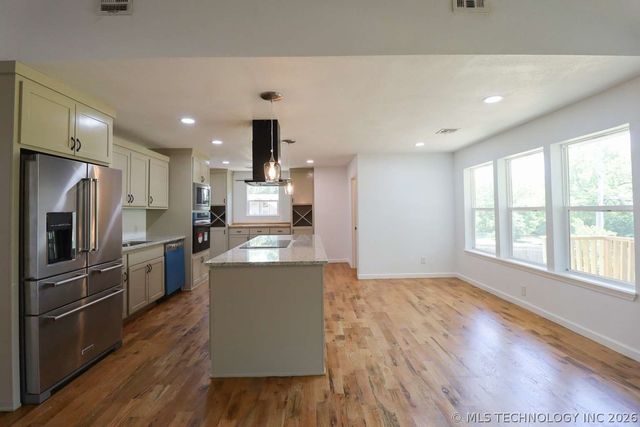 2806 W 70th Street, Tulsa, OK 74132
