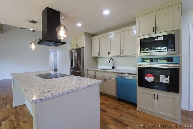 2806 W 70th Street, Tulsa, OK 74132