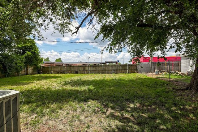 4025 Parkwoods Lane, Midwest City, OK 73110