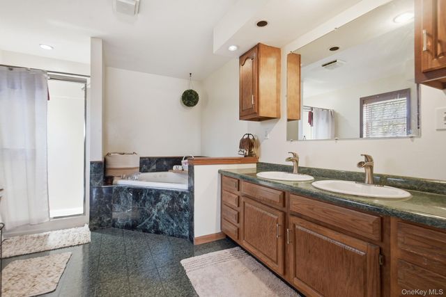 25 Degarmo Road, Poughkeepsie, NY 12603