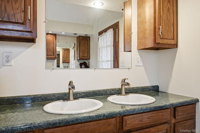 25 Degarmo Road, Poughkeepsie, NY 12603