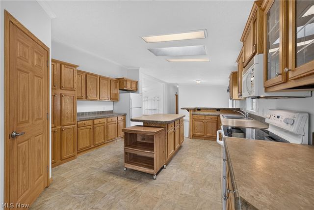 668 Woodlawn Rd, Chardon, OH 44024