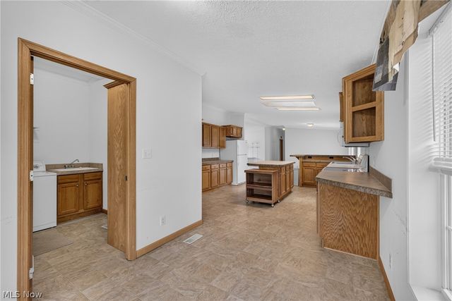668 Woodlawn Rd, Chardon, OH 44024