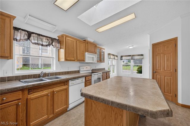 668 Woodlawn Rd, Chardon, OH 44024