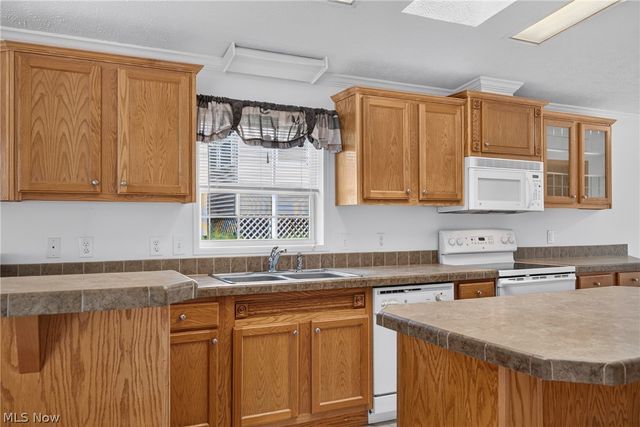 668 Woodlawn Rd, Chardon, OH 44024