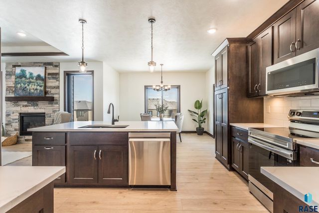 2212 S Saddle Ridge Dr Drive, Sioux Falls, SD 57110