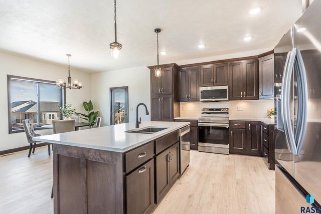 2212 S Saddle Ridge Dr Drive, Sioux Falls, SD 57110