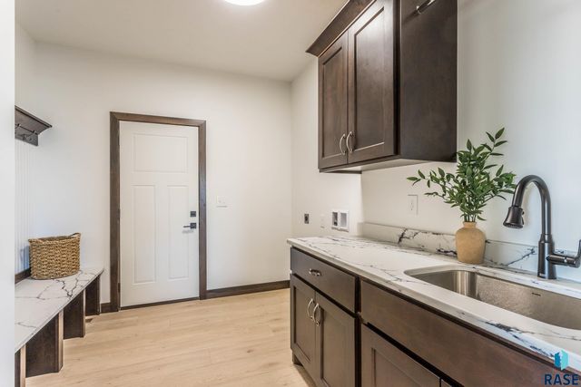 2212 S Saddle Ridge Dr Drive, Sioux Falls, SD 57110