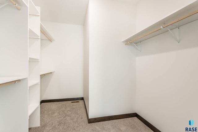 2212 S Saddle Ridge Dr Drive, Sioux Falls, SD 57110