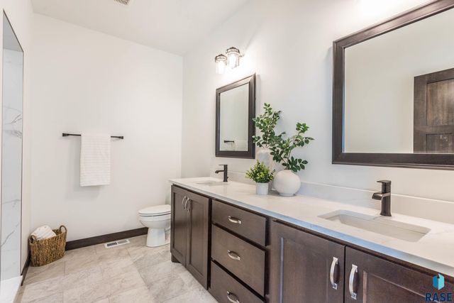 2212 S Saddle Ridge Dr Drive, Sioux Falls, SD 57110