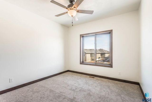 2212 S Saddle Ridge Dr Drive, Sioux Falls, SD 57110