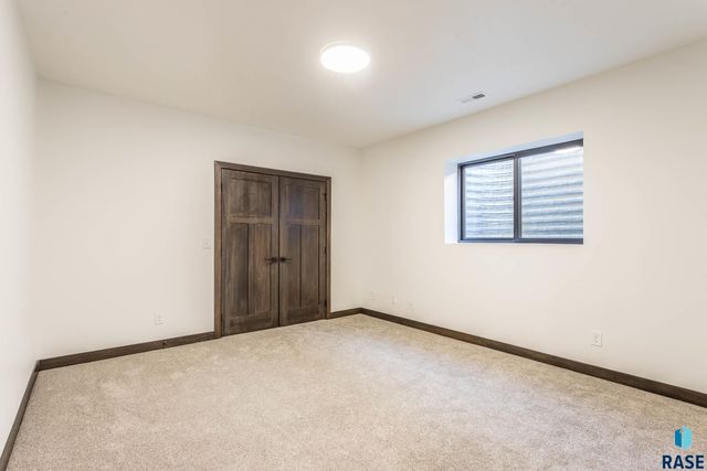 2212 S Saddle Ridge Dr Drive, Sioux Falls, SD 57110