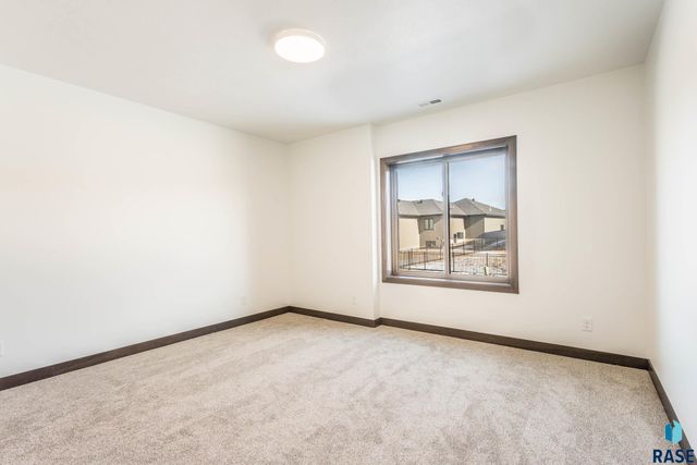 2212 S Saddle Ridge Dr Drive, Sioux Falls, SD 57110