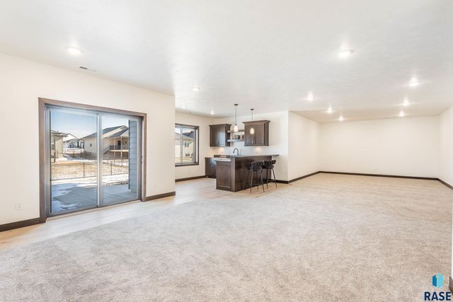 2212 S Saddle Ridge Dr Drive, Sioux Falls, SD 57110