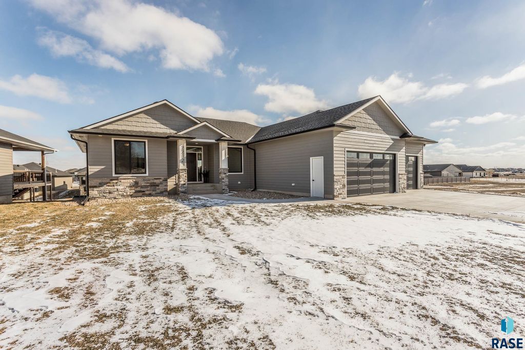 2212 S Saddle Ridge Dr Drive, Sioux Falls, SD 57110