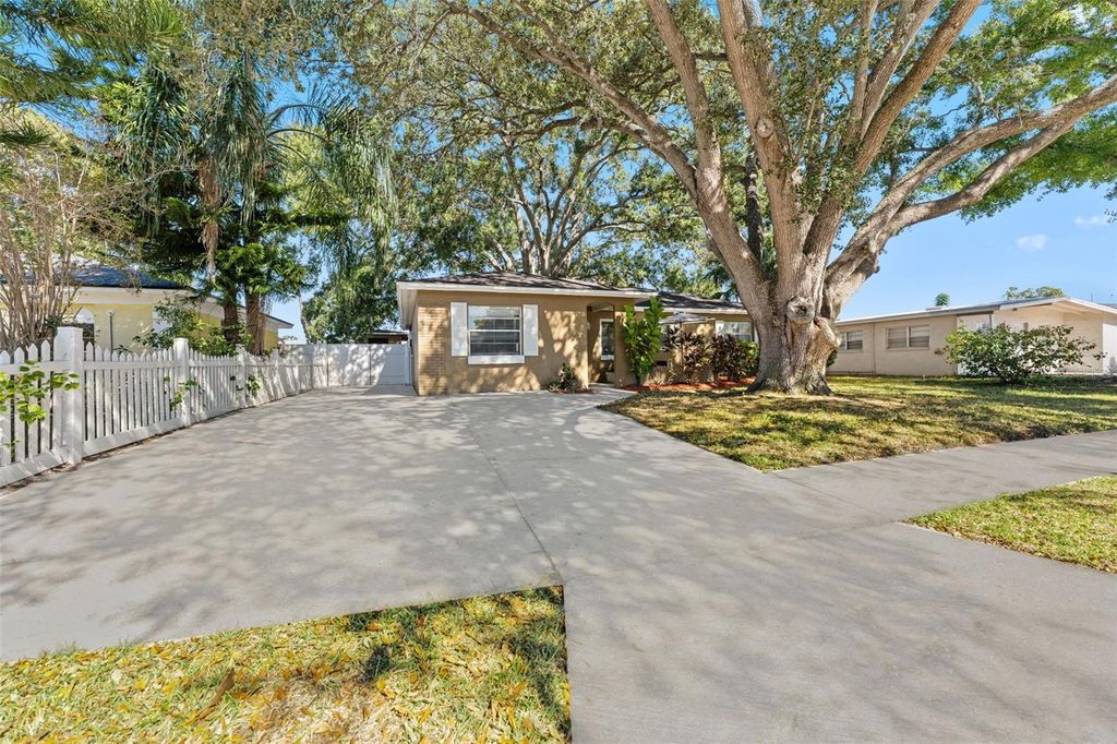 Image 3 of property listing at 6507 LOS ALTOS WAY, Tampa, FL 33634