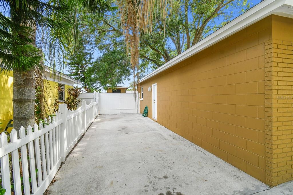 Image 38 of property listing at 6507 LOS ALTOS WAY, Tampa, FL 33634