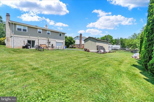 2512 DANIELLE DR, Dover, PA 17315