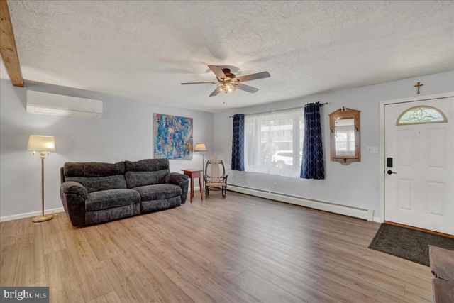 2512 DANIELLE DR, Dover, PA 17315