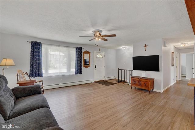 2512 DANIELLE DR, Dover, PA 17315