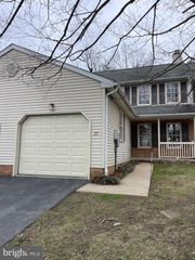 25 GREYTHORNE RD, Lancaster, PA 17603