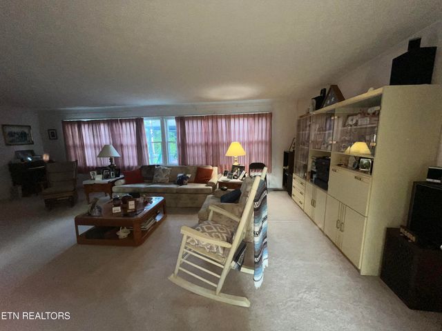 246 Harding Rd, Harriman, TN 37748