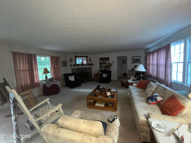 246 Harding Rd, Harriman, TN 37748