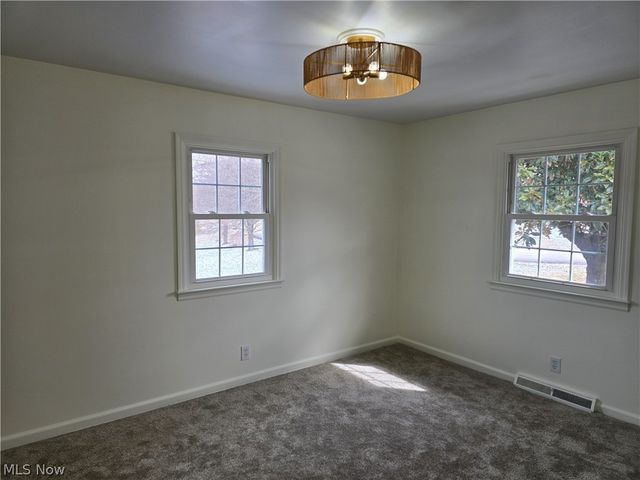 52 Meadow Ln Circle, Parkersburg, WV 26101