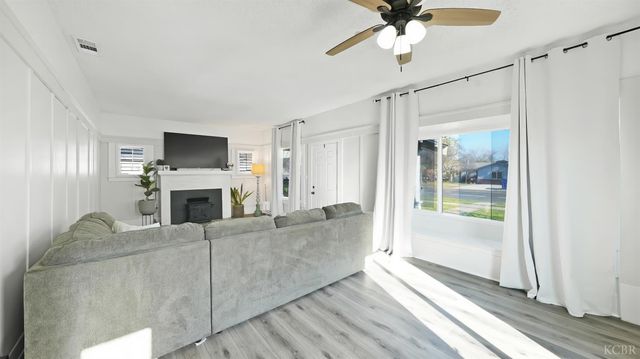 1318 N Redington Street, Hanford, CA 93230