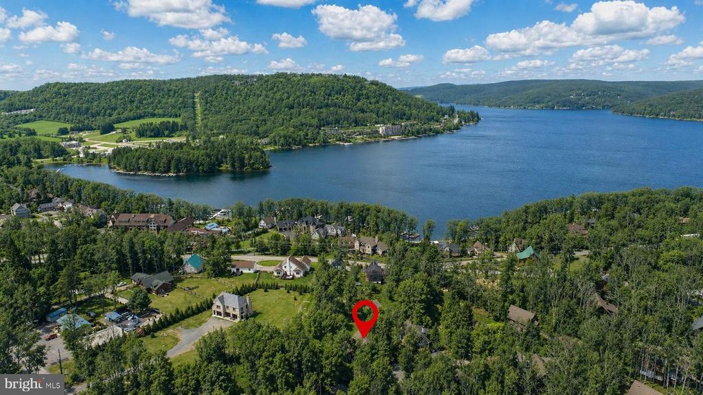 Image 5 of property listing at 55 VILLAGE DR #5, Oakland, MD 21550