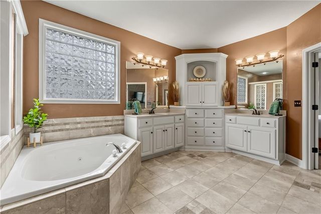 12053 S Sunray Drive, Olathe, KS 66061