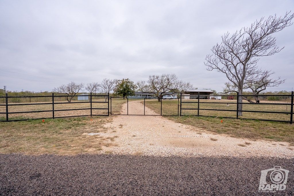 Image 3 of property listing at 6837 Robert Dr, San Angelo, TX 76905