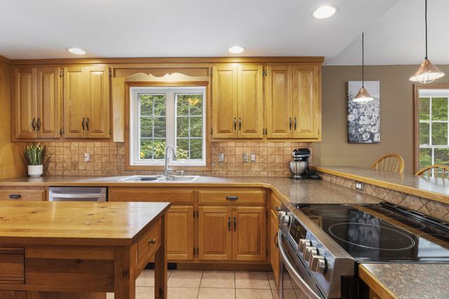29 Abenaki Circle, Chester, NH 03036