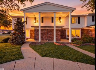 32553 Barclay Sq Square, Warren, MI 48093