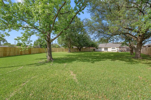10824 W Mulberry Drive, La Porte, TX 77571