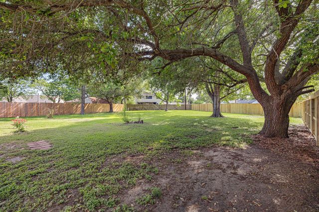 10824 W Mulberry Drive, La Porte, TX 77571