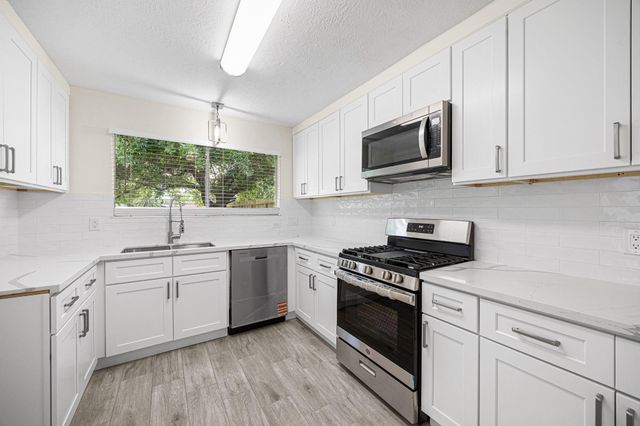 10824 W Mulberry Drive, La Porte, TX 77571