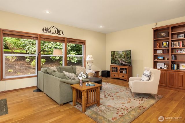 8387 NE Sumanee Place, Bainbridge Island, WA 98110