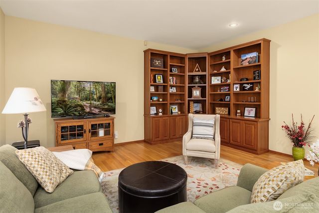 8387 NE Sumanee Place, Bainbridge Island, WA 98110