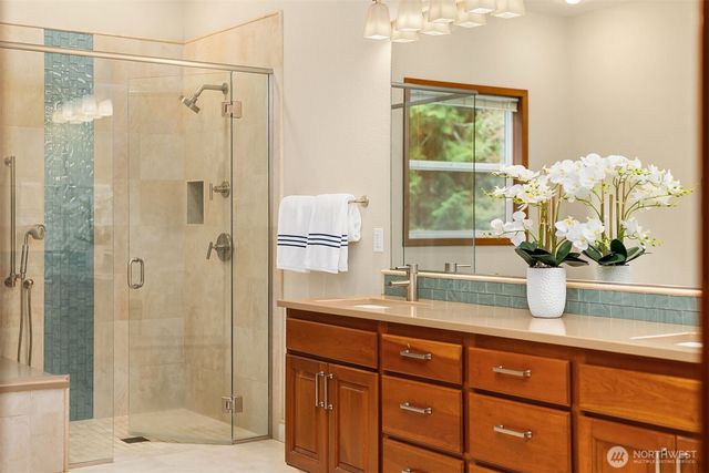 8387 NE Sumanee Place, Bainbridge Island, WA 98110
