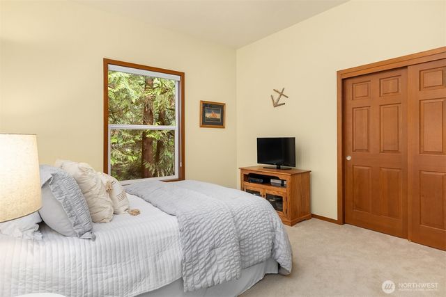 8387 NE Sumanee Place, Bainbridge Island, WA 98110