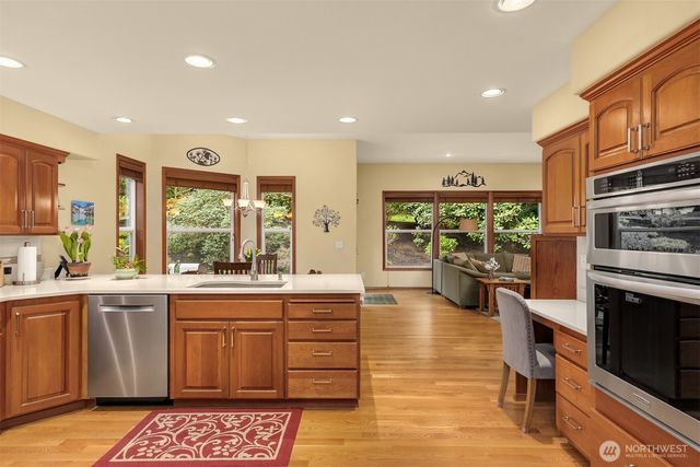 8387 NE Sumanee Place, Bainbridge Island, WA 98110