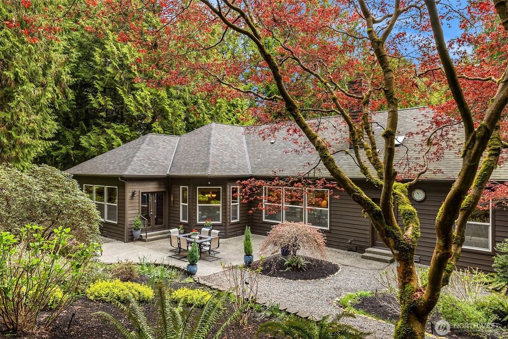 8387 NE Sumanee Place, Bainbridge Island, WA 98110