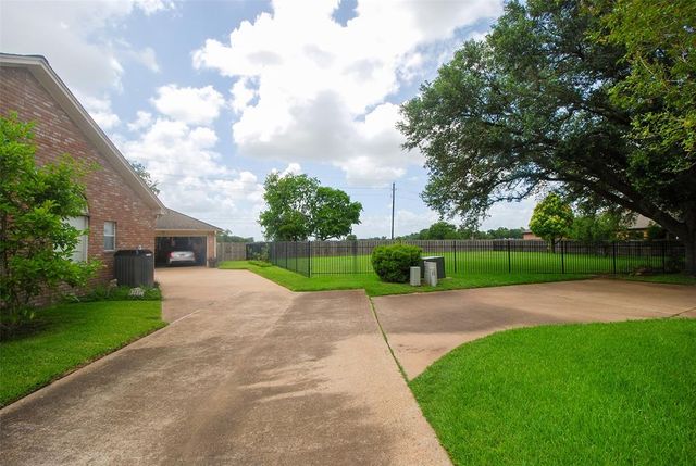 4811 Lake Village Drive, Fulshear, TX 77441
