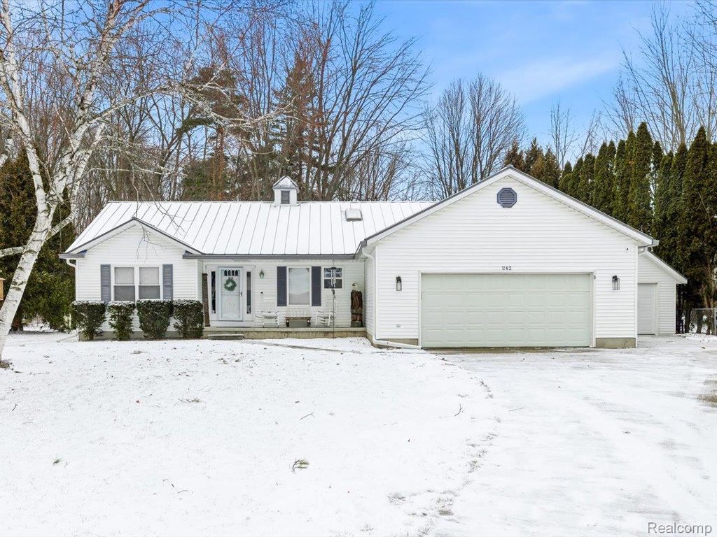 242 Forest Lane, Marysville, MI 48040