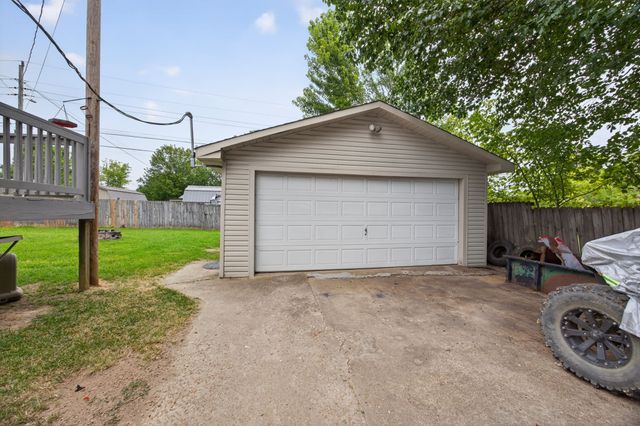 521 Thomas Ave, Hohenwald, TN 38462