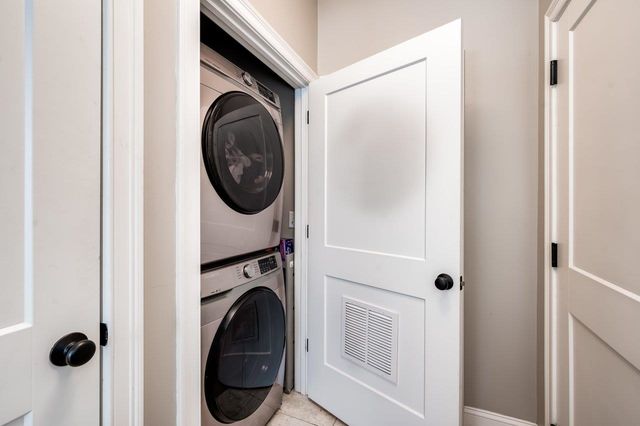 8 Cider Mill Lane, Stratham, NH 03885