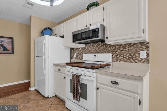 30 PINE OAK BLVD, Barnegat, NJ 08005